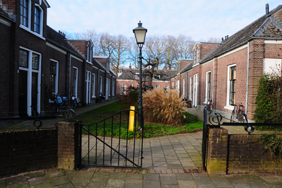 900550 Gezicht in het hofje voor Protestante Weduwen aan de Oudwijkerveldstraat te Utrecht.